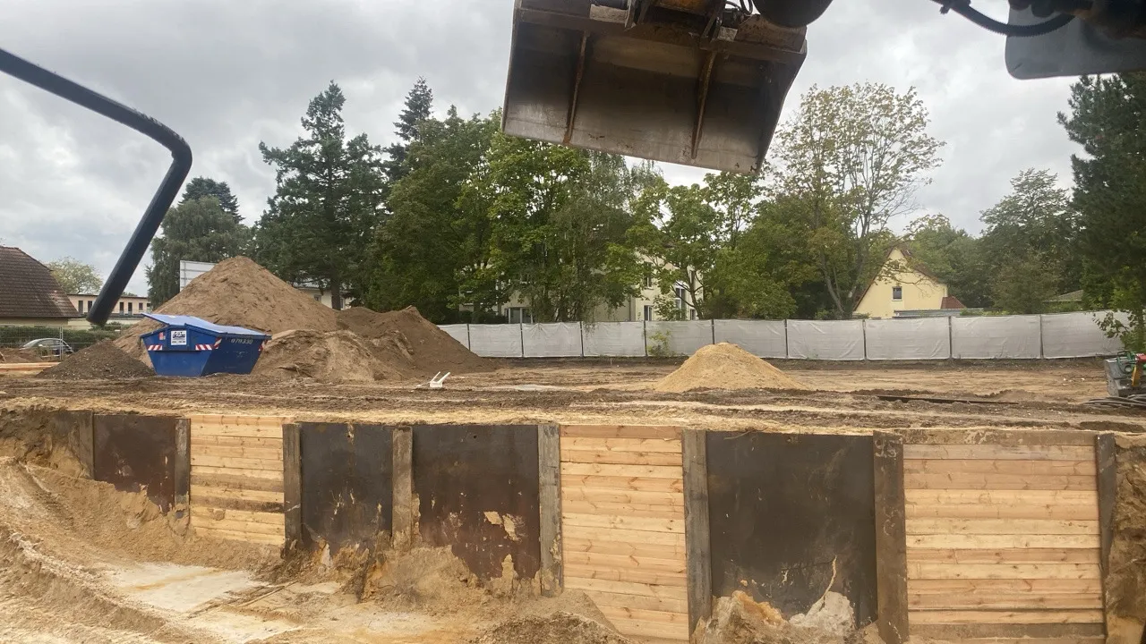 Cavator-Baugrube mit Berliner Verbau und Trägerbohlwand