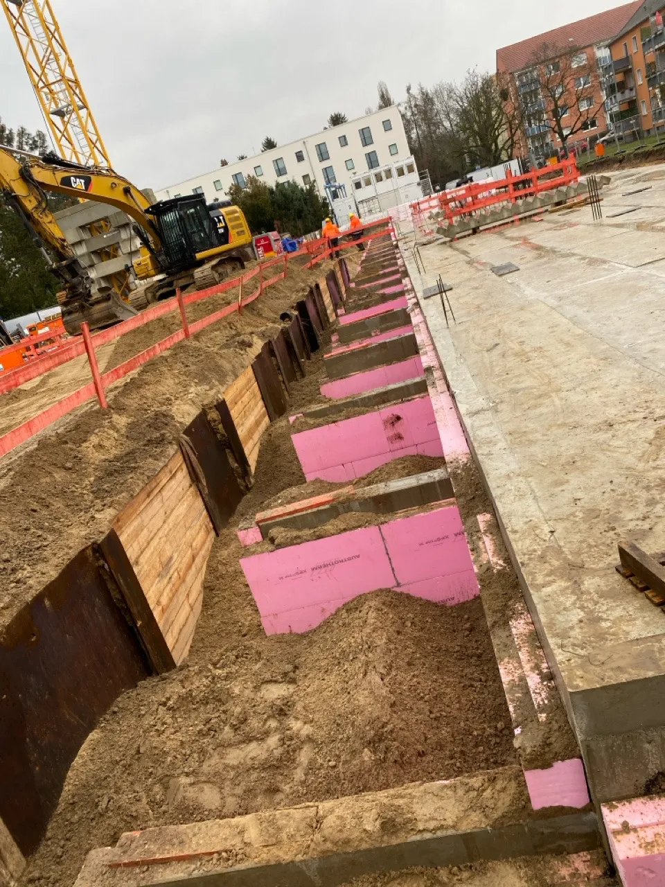 Cavator-Großbaustelle: Berliner Verbau mit Trägerbohlwand entlang einer Wohnbebauung