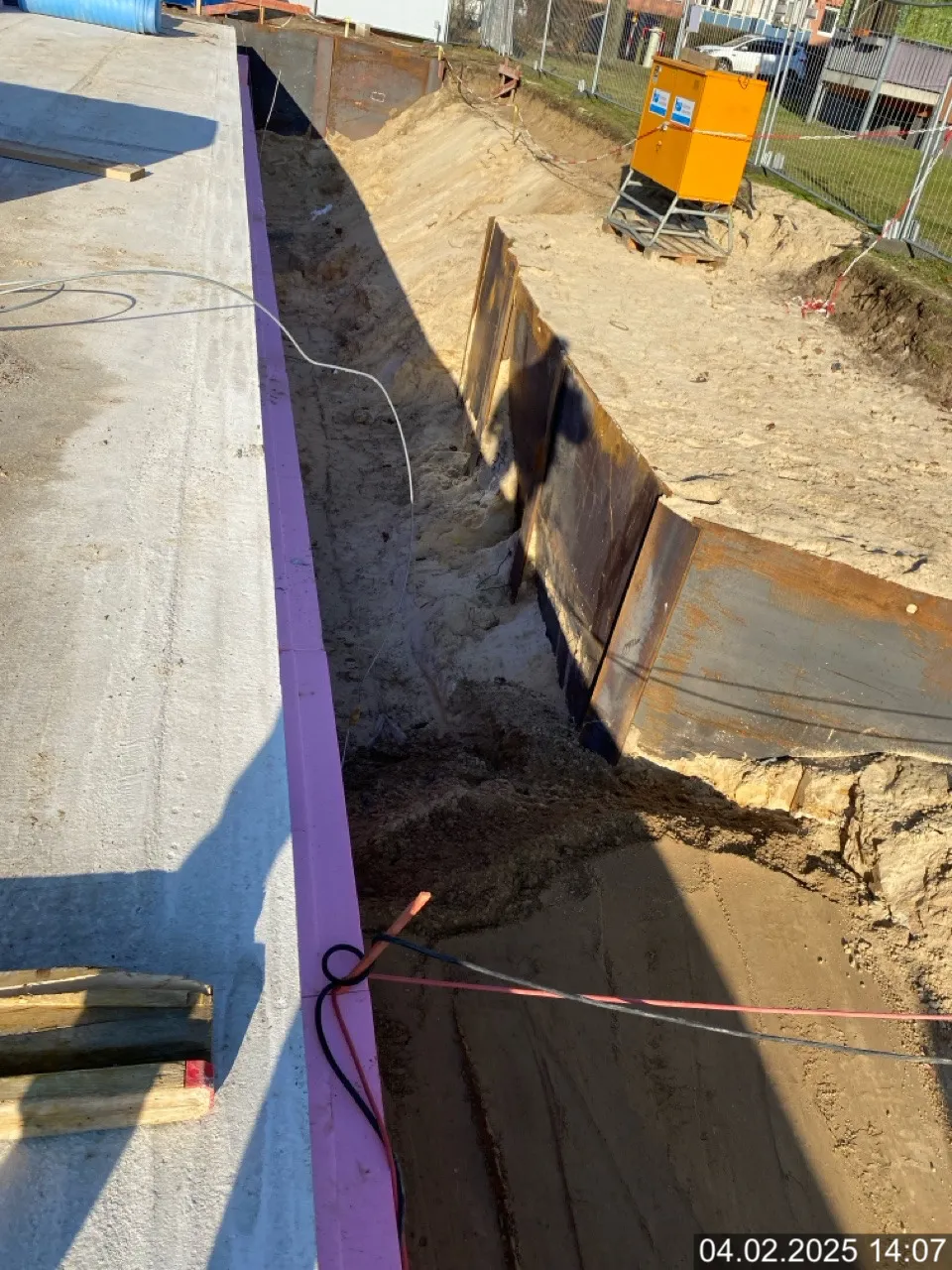 Stahl-Verbau eines Rohrgrabens auf einer Cavator-Baustelle mit Perimeter­dämmung