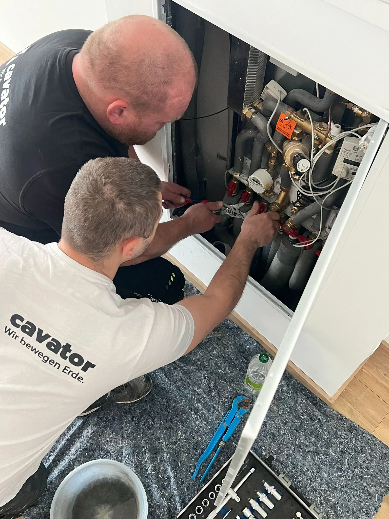 Cavator-Team bei der Inbetriebnahme einer modernen Heizzentrale mit Nahwärmeanbindung