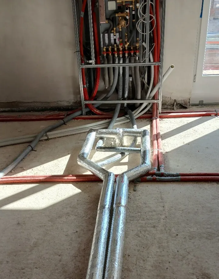 Cavator-Heizungsinstallation in der Pilgramer Straße: Heizkreisverteiler mit isolierten Vor- und Rücklaufleitungen