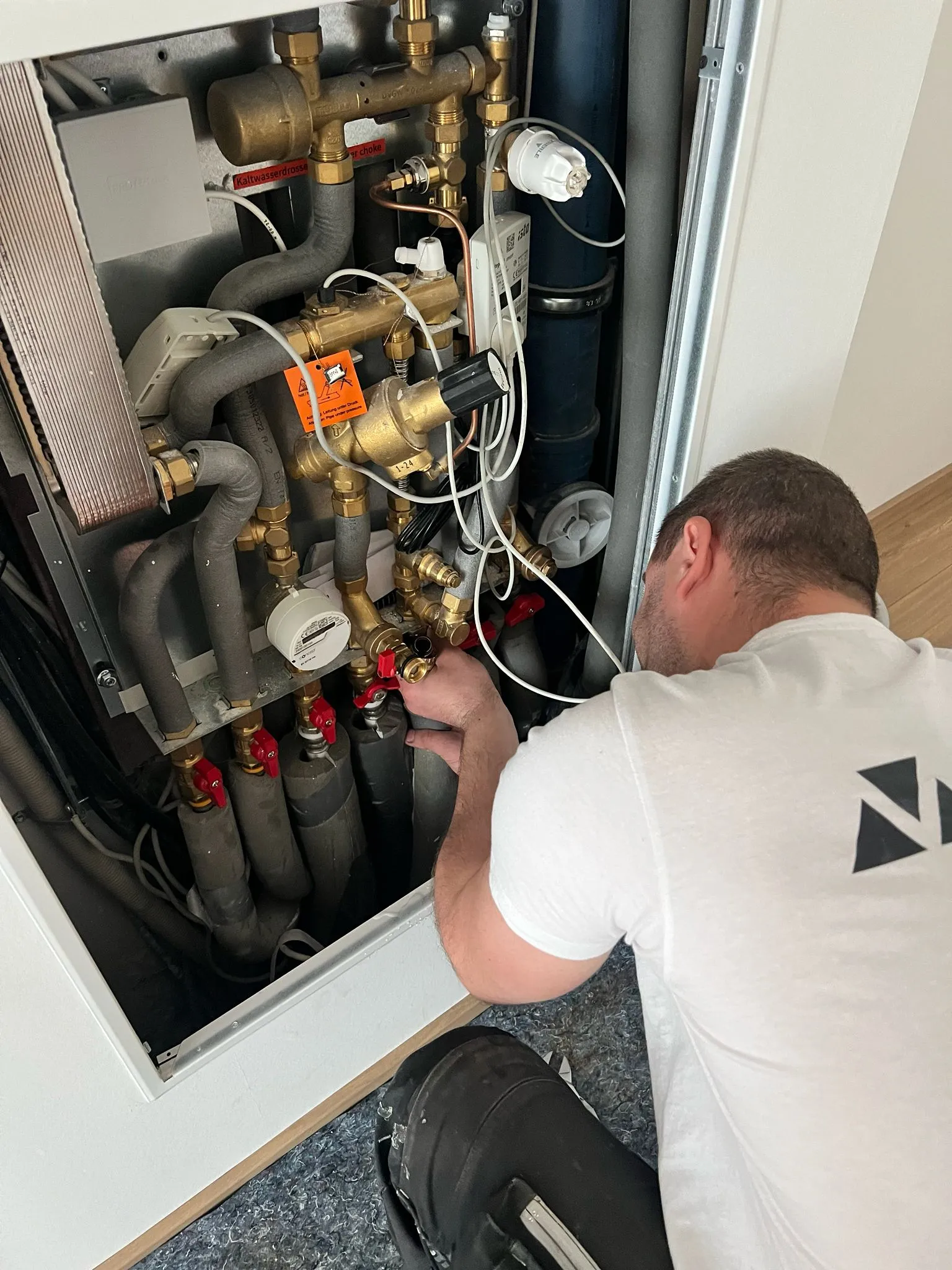 Sanitär-Endmontage in einem Neubau: moderne Rohrleitungen und Armaturen, Arbeitsbereich der Cavator Gebäudetechnik