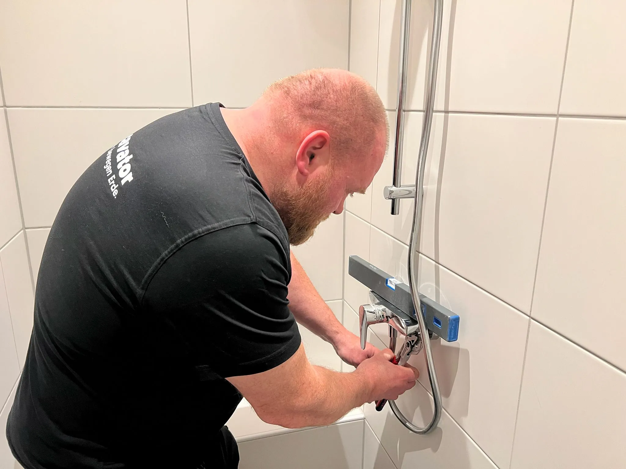 Cavator-Techniker bei der Inbetriebnahme einer Hausstation mit Wärmetauscher