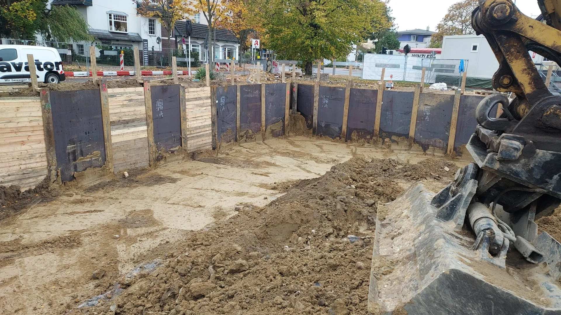 Bauvorhaben Baustraße 76, Berlin-Mahlsdorf: Trogverbau mit Stahlplatten und Holzbohlen, Cavator-Baustelle im Wohngebiet