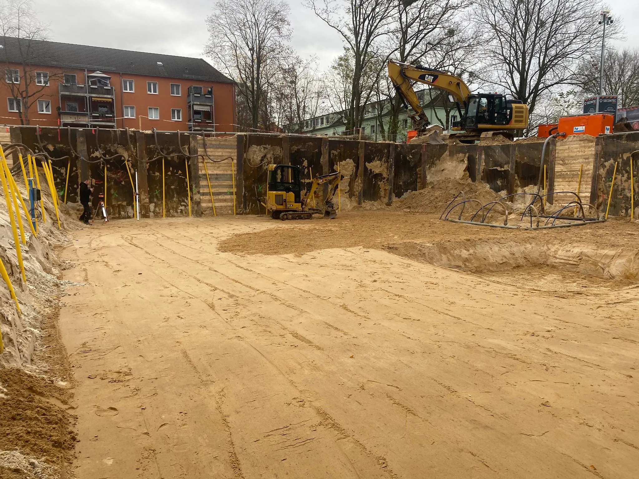 Patrizierweg 18, Potsdam: Trägerbohlwand-Verbau mit Stahlbohlen entlang der Grundstücksgrenze