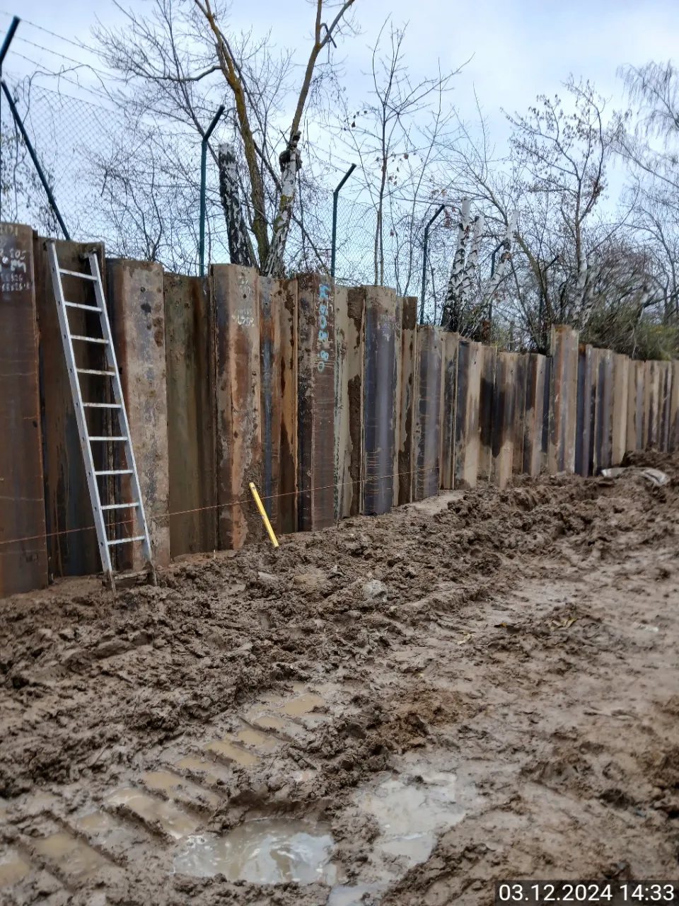 Pilgramer Straße, Berlin: innerstädtische Baugrube mit Spundwand-Verbau und Stahlplatten, CAT-Bagger und Mini-Bagger im Aushub