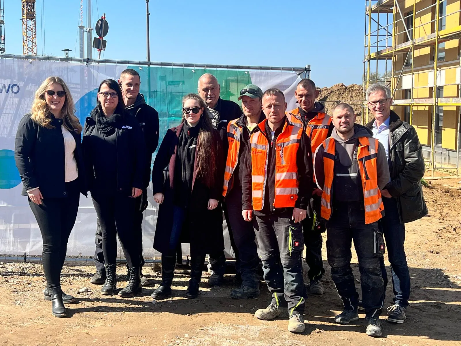 Team der Cavator Bauausführung GmbH vor einer Baustelle